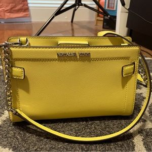 Michael Kors cross body. like new